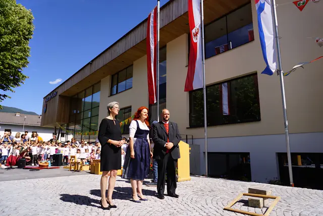 Bezirkshauptfrau Dr.in Kathrin Eberle, Landesrätin MMag.a. Dr.in Cornelia Hagele und Bürgermeister Jürgen Schreier mit den Kindern, die sich bereits auf ihre Vorführung freuten