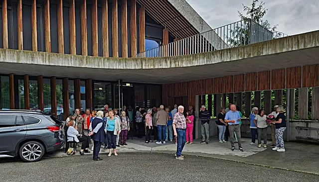 Die Mitglieder des Sen.-Bundes Anif feierten den 90.Geburtstag von Thresia Höpoldeder beim Kaffeenachmittag im Haus der Kultur Anif. Die Feier stand unter dem Motto: "Resi I hol` di mit`n Traktor ab " welches der Mindl-Bauer sen. in die Tat umsetzte !!