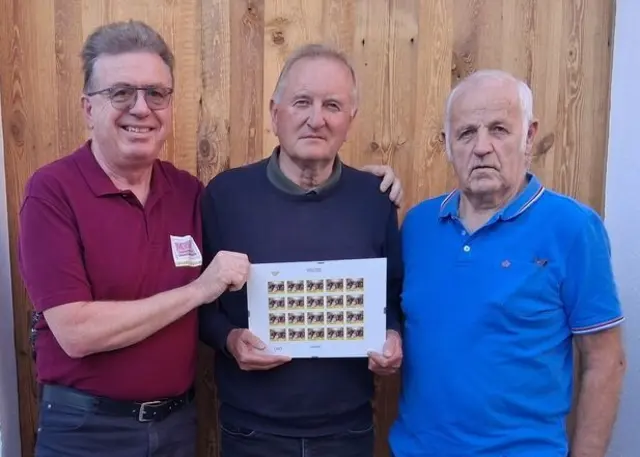 Obmann Werner Schöll und Obmannstellvertreter Otto Niemandsfreund gratulieren dem Geburtstagskind Hubert Krennert. | Foto: Werner Schöll