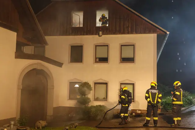 Vier Feuerwehren standen am Freitagabend bei einem Brand einer Selche auf einem Bauernhof in Haibach ob der Donau im Einsatz. | Foto: laumat/Matthias Lauber