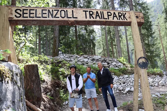 Ideengeber und Macher Tobias Kerber bei der Eröffnung des Trailparks Seelenzoll mit Bgm. Patrik Wolf und TVB-Direktor Martin Ebster.  | Foto: Elisabeth Zangerl