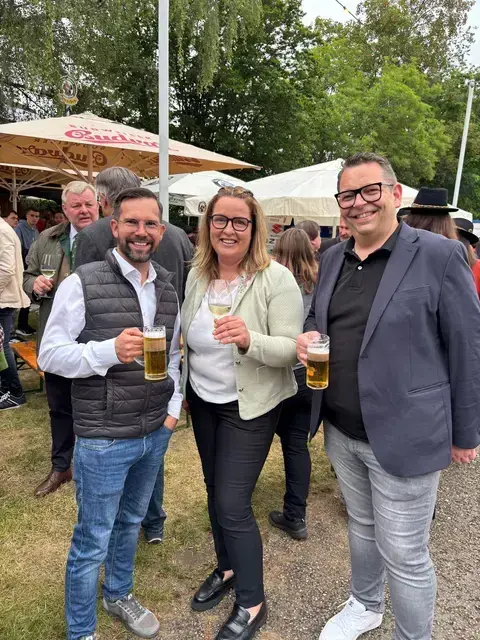 Festtagswirtin Cornelia Knell-Schleicher mit einem Vertreter des Hauptsponsors BYD Horn. | Foto: Manuela Danzinger