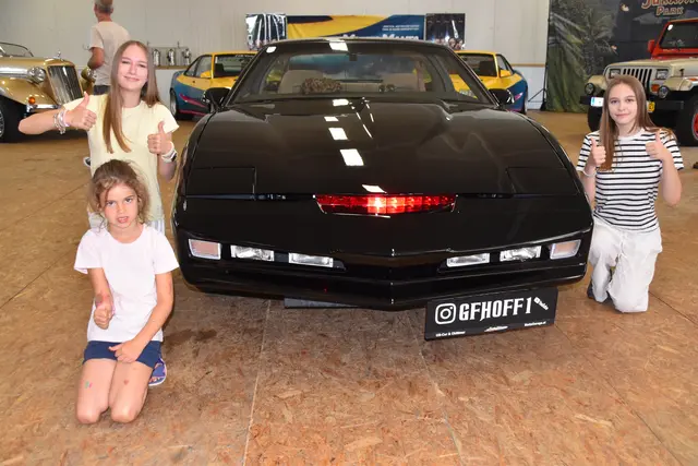 Hanna, Fabienne und Valentina fanden das sprechende Wunderauto KITT auch Klasse. | Foto: MeinBezirk/Michael Strini
