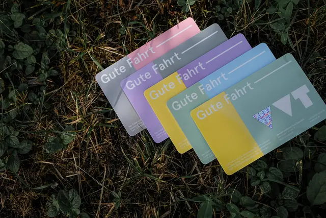 Zwei Monatstickets des VVT warten in der Gemeinde Steinach am Brenner darauf ausgeliehen und genutzt zu werden.  | Foto: VVT