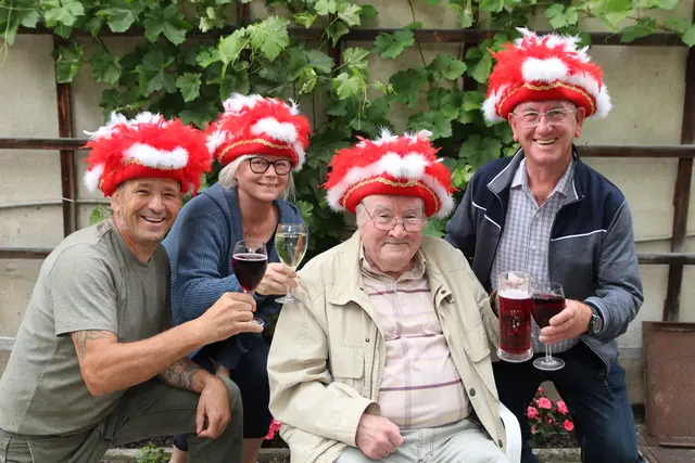 Erwin, Birgit, Hannes und Seppe bereiten sich auf die Spritzergaude vor | Foto: Manfred Wlasak