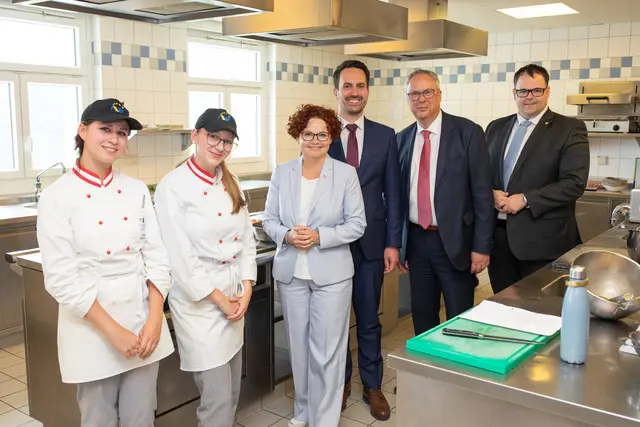 In der Küche der Tourismusschulen Semmering: Staatssekretärin Elisabeth Zehetner, Bundesminister Chrisoph Wiederkehr, Direktor Jürgen Kürner und Nationalrat Thomas Elian mit den Schülerinnen der 4HBL. | Foto: er