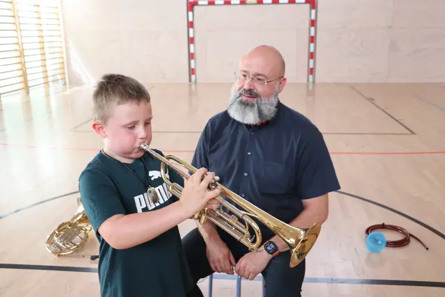 Schon beim ersten Versuch erklangen harmonische Töne aus der Trompete. Das freute Musikschuldirektor Willi Berghold.  | Foto: Edith Ertl