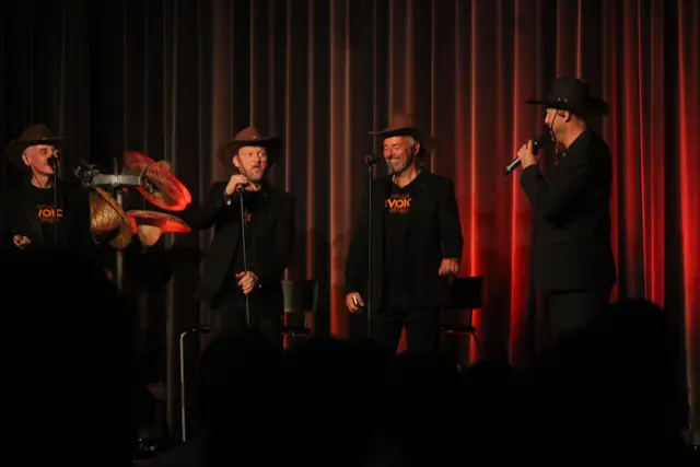 Auch ein Song von The Boss Hoss (Dont give me that) wurde in passendem Outfit interpretiert. | Foto: Josef Hofmüller