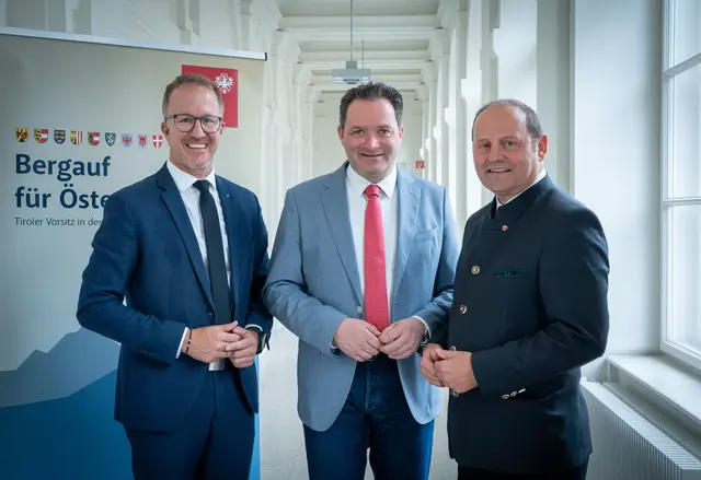 Im Anschluss an die Konferenz bei einer gemeinsamen Pressekonferenz: (v. r.) LHStv Josef Geisler, BM Norbert Totschnig, LR Christian Gantner | Foto: Land Tirol/Neuner