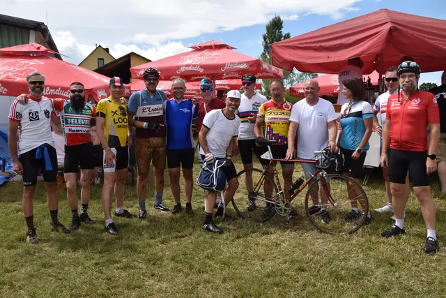 Radfans aus der Steiermark und dem Burgenland kamen mit nostalgischen Bikes nach Mischendorf. | Foto: MeinBezirk/Michael Strini
