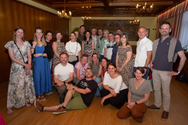 Ein Muss nach so vielen Jahren: Ein gemeinsames Foto vom Klassentreffen im Neunkirchner Restaurant Osterbauer.  | Foto: MeinBezirk Neunkirchen