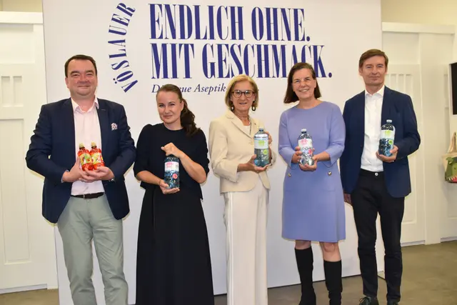 Neue Aseptik-Anlage: Markus Raunig, Vorstandssprecher der Ottakringer Familiengruppe, Vöslauer-Marketing-Leiterin Yvonne Haider-Lenz, Landeshauptfrau Johanna Mikl-Leitner, Christiane Wenckheim, Aufsichtsratsvorsitzende der Ottakringer Getränke AG und Vöslauer-Geschäftsführer Herbert Schlossnik. | Foto: Mirjam Preineder