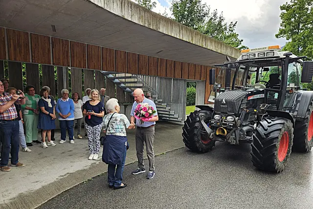 Die Mitglieder des Sen.-Bundes Anif feierten den 90.Geburtstag von Thresia Höpoldeder beim Kaffeenachmittag im Haus der Kultur Anif. Die Feier stand unter dem Motto: "Resi I hol` di mit`n Traktor ab " welches der Mindl-Bauer sen. in die Tat umsetzte !!