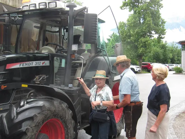 Die Mitglieder des Sen.-Bundes Anif feierten den 90.Geburtstag von Thresia Höpoldeder beim Kaffeenachmittag im Haus der Kultur Anif. Die Feier stand unter dem Motto: "Resi I hol` di mit`n Traktor ab " welches der Mindl-Bauer sen. in die Tat umsetzte !!
