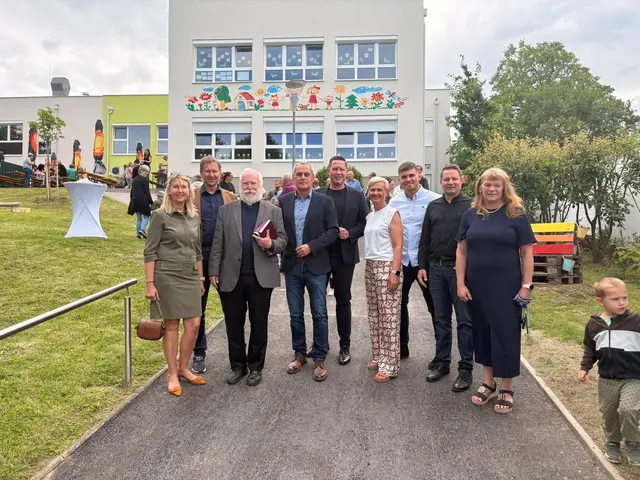 Judith Polleres Vogler, Michael Vogler, Pfarrar Josef Giefing, Günter Schmidt, Landtagsabgeordneter Thomas Hoffmann, Ulrike Schmidt (Leiterin Kindergarten), Gemeindevorstand Thomas Schmidt, Gemeindekassier Michael Spadt und Brigitte Schreiner (Direktorin der Volksschule). | Foto: SPÖ Rohrbach