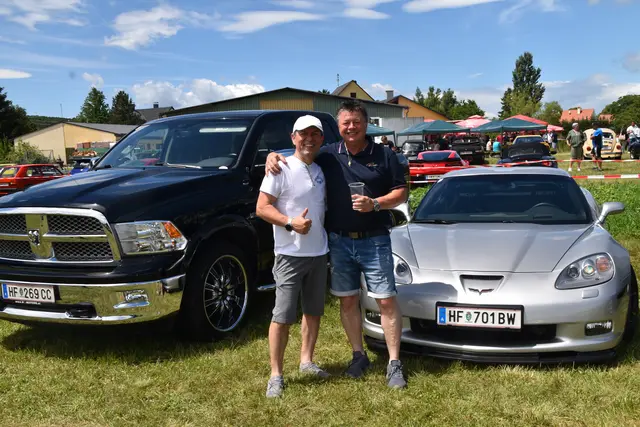 Auch Bürgermeister Martin Csebits und Reinhard Asanger genossen die zahlreichen PS-Besonderheiten bei herrlichem Sonnenschein und kühlen Getränken. | Foto: MeinBezirk/Michael Strini