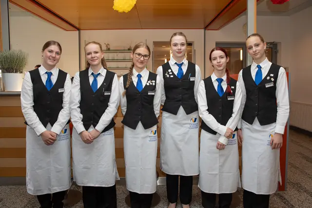 Die Schülerinnen der 4HBL waren besonders um das Wohl der Ehrengäste und Eltern bemüht. | Foto: er
