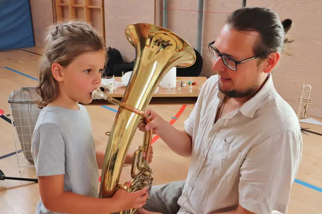Musikschullehrer Markus Wonisch erklärte Interessierten den Klang des Tenorhorns. | Foto: Edith Ertl