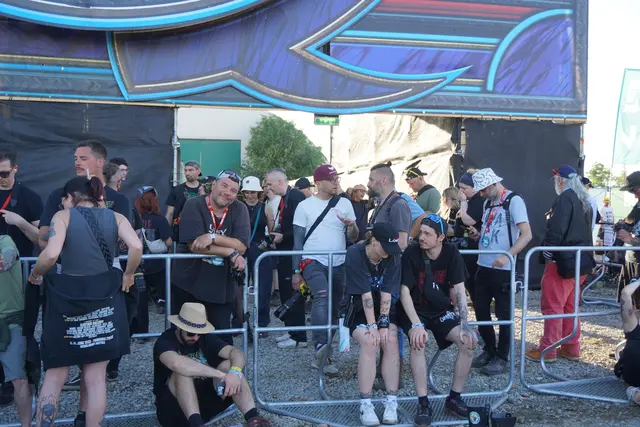 Medienvertretende warten darauf die nächste Band zu fotografieren. | Foto: Anna Triebaumer / MeinBezirk