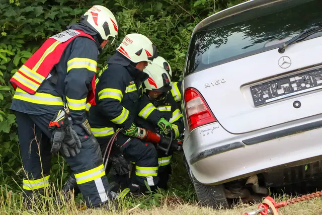 Die Feuerwehr Litzelsdorf führte eine Inspizierungsübung durch, bei dem ein Pkw aus einer Böschung geborgen werden musste. | Foto: Feuerwehr Litzelsdorf/Alexander Flaschberger