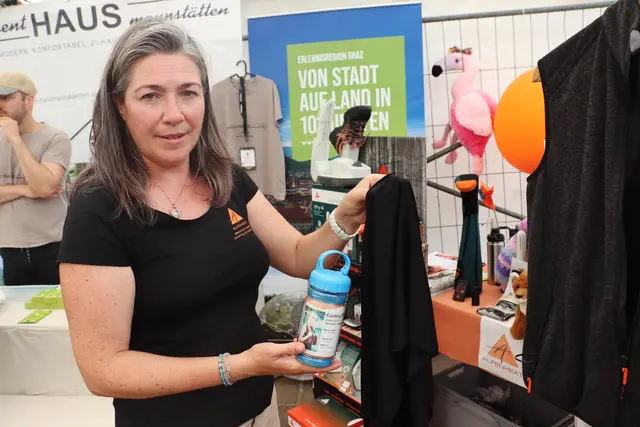 Tanja Gragl von Alpenhead mit dem speziell gewebten Tuch, das vielfältig modisch getragen, für Abkühlung ohne Chemie sorgt.  | Foto: Edith Ertl