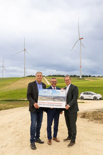Bürgermeister von Stronsdorf Johannes Denner, LAbg. und Bürgermeister von Gnadendorf Manfred Schulz und EVN Vorstandssprecher Stefan Szyszkowitz. | Foto: EVN / Claudia Müllner