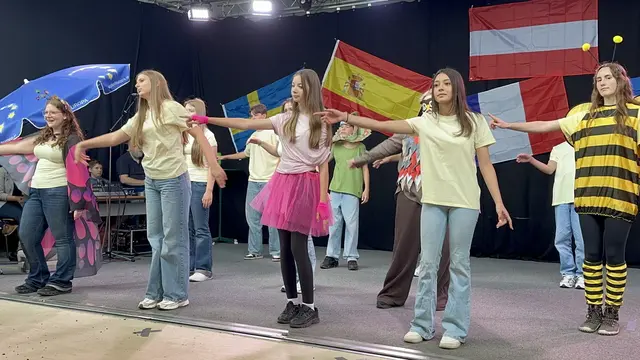Die Schülerinnen und Schüler boten mit Musik und Tanz eine tolle Show. | Foto: Lisa Stöckl