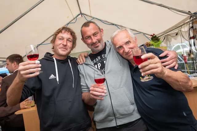 Horstl Weinstabl, Werner Ratzinger und Reini Dorn gönnten sich ein Glaserl Uhudler. | Foto: er