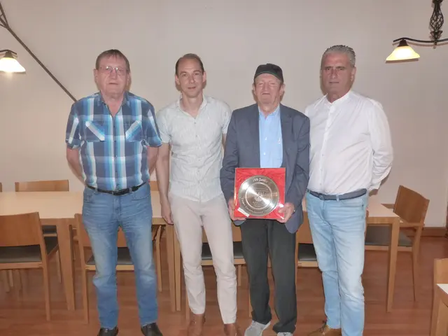 Kassier Adolf Lackner, Schriftführer Marc Phillip Meyer, Obmann Friedrich Demmel und Stellvetreter Hubert Nuschy stehen hinter dem Sparverein Lockenhaus.  | Foto: Vanessa Wittmann