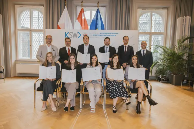 Vordere Reihe von links nach rechts: Lara Kisslinger, Elisa Frank, Julia Dödlinger, Anna Maria Osterauer, Viola Niederkircher. Hintere Reihe von links nach rechts: Landesrat Mario Gerber, Klaus Hilber (Erster Vizepräsident KSW Tirol), Kevin Pikl, Franz-Josef Obermair, Erich Pummerer (Professor Universität Innsbruck), Michael Reimair (Landespräsident KSW Tirol). | Foto: Blickfang Photographie/Julia Türtscher