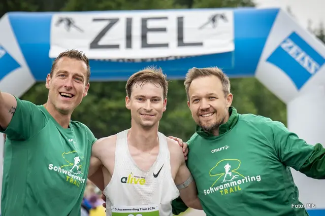 Daniel Rosinger und Thomas Hirschinger mit Sieger Christian Slawiczek. | Foto: Josef Pils