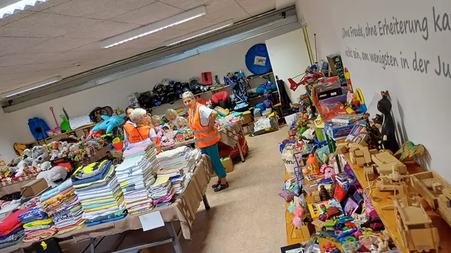 Von Kindersachen bis Kitsch reicht das Angebot beim Flohmarkt im Kolpinghaus. Spenden können nun abgegeben werden. | Foto: Kolpingsfamilie Vöcklabruck