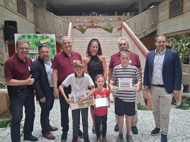 Die Sieger Georgi, Mari und Michael mit Bürgermeister Bruno Stutzenstein und Vizebürgermeister Daniel Sommer, Direktorin Margit Sulyok sowie Werner Schöll, Johann Liebminger und Herbert Major vom Mittelburgenländischen Briefmarkensammlerverein.

 | Foto: Werner Schöll