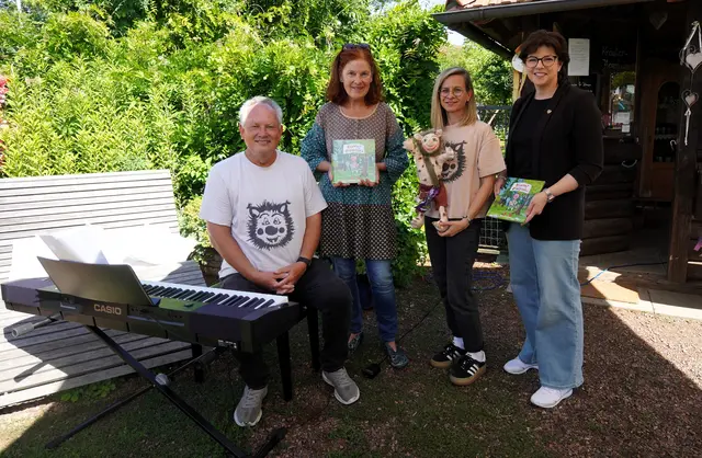 Musiker Hans Vollenwyder, Monika Harbusch - ehrenamtliche Mitarbeiterin der Stadtbücherei, Kinderbuchautorin Bianca Rosenberger und die Söchauer Ortsvorsteherin Barbara Raidl beim Vorlesetag im Kräutergarten. | Foto: Waltraud Wachmann
