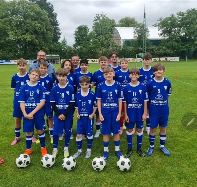 Die NSG St. Pölten Süd U13 freut sich über die neue Ausstattung und bedankt sich bei BMSTR. Dipl.-Ing. Matthias Jantschek und dem Team von Ingenium Baumanagement für die großzügige Unterstützung | Foto: Cornelia Strobl