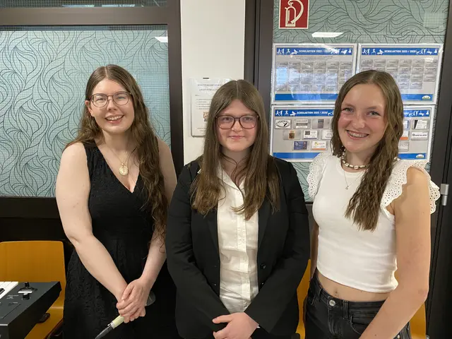 Jasmin sang auf ihrer Verabschiedung ein letztes Mal bei der Schulband mit | Foto: Gesa Buzanich