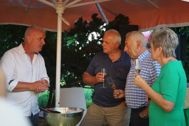 Winzer Walter Lorenz verkostete seine Tafelberg-Weine aus Jennersdorf.  | Foto: Elisabeth Kloiber/MeinBezirk