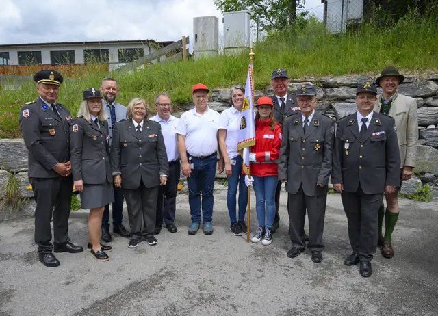 Von links: Bert Neuhofer, Elisabeth Gruber, Bgm (Unternberg) Andreas Fanninger, Gruppenleiter Hans Michael Jahnel, GrpLeiter-Stellvertreterin Ursula Jessner, mit Fahne: Isabella Pagitsch, Herbert Wieser, Erich Thell, Mario Pagitsch, Bgm (Tamsweg), Wolfgang Pfeifenberger (von links).  | Foto: Peter Bolha