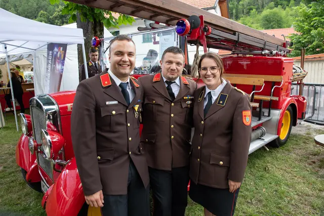Brandinspektor Matthäus Ritzinger, Oberbrandinspektor Konstantin Leitenbauer und Kerstin Rehberger vor dem Löschfahrzeug von 1934, das in Gloggnitz fabriziert wurde. | Foto: er