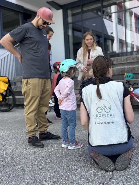 Neben dem Fahren stand auch die Sicherheit im Fokus. Die Kinder lernten, warum Helme wichtig sind.  | Foto: KEM Westliches Mittelgebirge