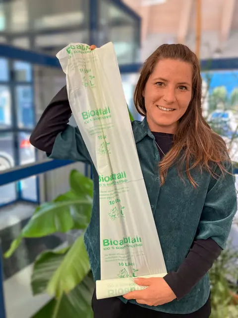 ABV-Deponieleiterin Eva-Maria Weinseisen in der Fermentationsanlage Roppen mit den besagten Biokunststoffsäcken und dem Aufdruck „100 % kompostierbar“. | Foto: Tristan Heltschl