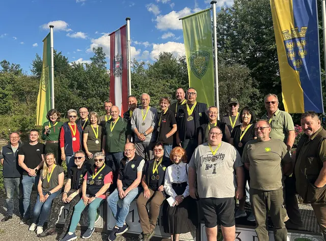 vorne von links - Franz Manlig, Thomas Morawek, Gudrun Hofer, Rudi und Alex Hutterer, Franz Jahn, Gabi Ullmann, Frau Haller, Andreas Radakovits, Herbert Ullmann u. Oberschützenmeister Josef Kohzina –
dahinter von links – Michaela Haller, Alena Degen, Peter Milosits, Petra und Karl Wimmer, Karl Kubjacek, Thomas Exler, Karl Niedermaier, Birgitt Kubjacek, Gernot Wiedermann, Walter Ofenauer, Peter Grad, Werner Knoth, Andrea Meißl und Erwin Karl. | Foto: Christine Kohzina 