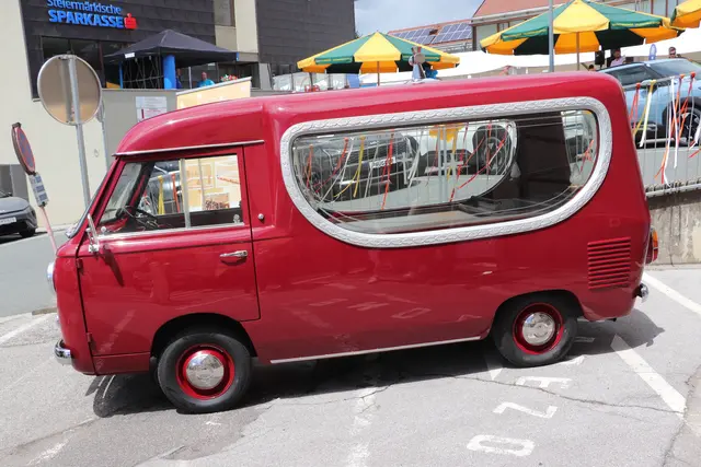 Oldtimer-Leichenwagen Fiat 600 T, Eigengewicht 910 kg, 31 PS | Foto: Edith Ertl