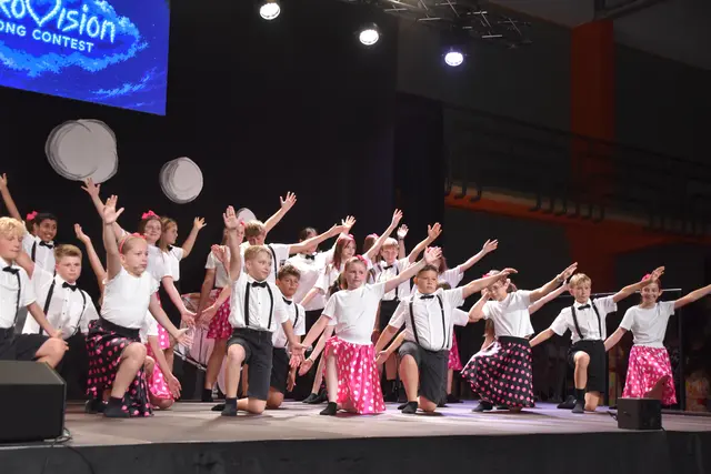 Schülerinnen und Schüler tanzten in nostalgischem Outfit. | Foto: MeinBezirk/Michael Strini
