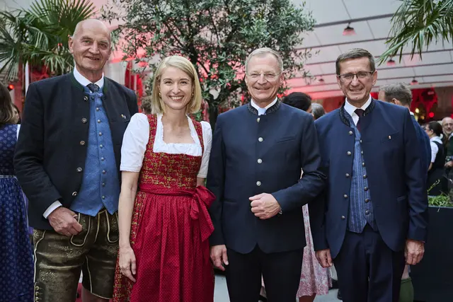 Landesrat Christian Dörfel, Landeshauptmann-Stellvertreterin Christine Haberlander, Landeshauptmann Thomas Stelzer, Landesrat Markus Achleitner (von links) | Foto: Land OÖ/Peter Mayr