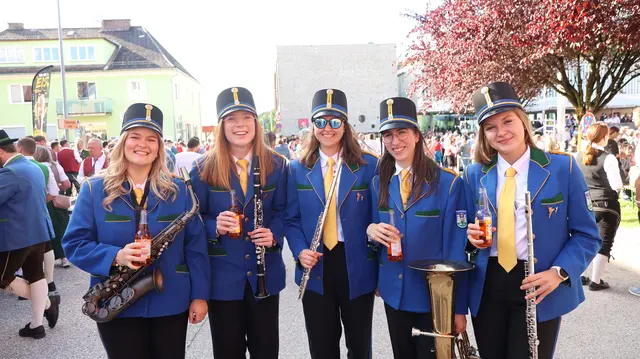 Gemeinschaft, gute Laune und die Liebe zur Musik prägten das Fest. Im Bild Musikerinnen der Stadtkapelle Schwanenstadt.  | Foto: Helmut Klein