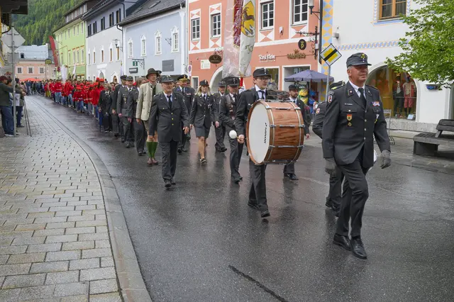 Der Zug führt dann in die Dienststelle des Roten Kreuz in Tamsweg | Foto: Peter Bolha