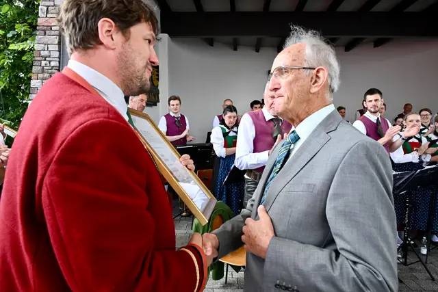 Bezirksobmann Michael Haid gratulierte und bedankte sich bei einem großen Mann der Blasmusik. | Foto: Hassl