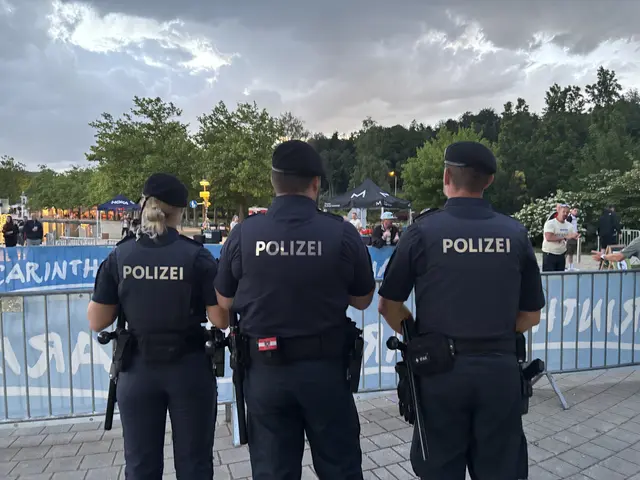 Polizisten neben der Laufstrecke. | Foto: MeinBezirk/Evelyn Wanz