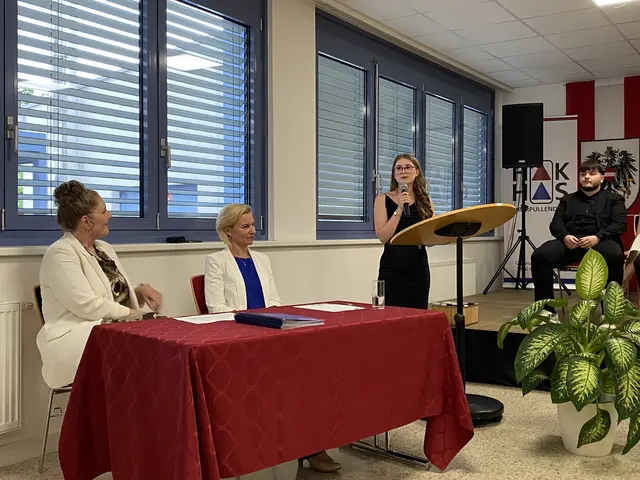 Klassensprecherin der 3S, Chiara Haller, bei ihrer Ansprache | Foto: Gesa Buzanich